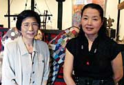 会員の渡辺さん(左)と指導者の小林さん(右)