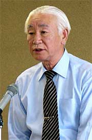 退任のあいさつをする佐藤市長職務執行者