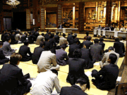 本堂の畳に座って聴講