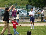 見学の家族連れも合戦場そばで凧揚げを満喫