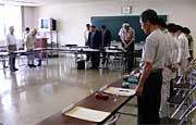 13日開かれた第2回三条市美術展運営委員会で鶴巻さんに黙とうをささげる委員
