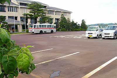 栄ふるとさ夏まつりが開かれる旧栄町役場の市役所栄庁舎駐車場