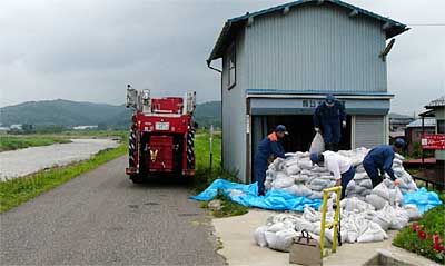 6月30日、諏訪水防倉庫を点検する消防職員