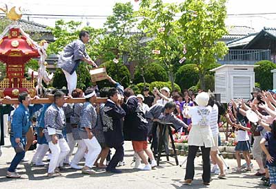 燕市内を巡回して燕市民祭をPRするPRみこしとよさこいソーラン隊