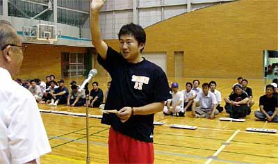 1日行われた第34回燕市民ナイターソフトボール大会の開幕式で選手宣誓する小中川バッファローズの田野選手