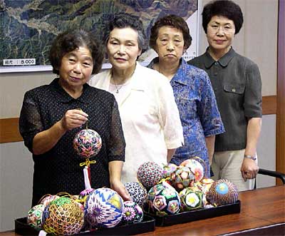 加茂市役所へ手まりの寄付に訪れた加茂手まりの会の会員4人