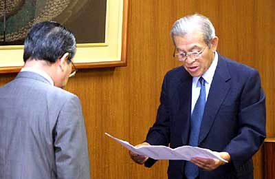 高橋燕市長に(左)に目録を読み上げる県立燕中等教育校を支援する会の遠藤会長(右)