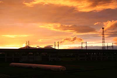 三条市上須頃地内から7日の夕焼け(午後7時3分撮影)