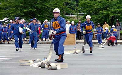 10日開かれた第18回三条市長杯争奪三条消防団小型ポンプ操法競技会