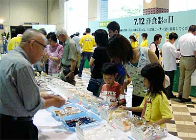 10日、県央地域地場産業振興センターで開かれた洋食器等即売会