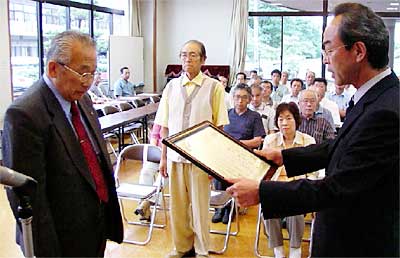 立っている人は左から優良運転者50年の柄沢さん、畔原さん、梁取燕署長
