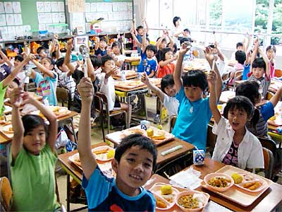 燕南小学校の給食で燕産スプーンで「いただきま~す!」