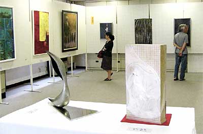 21日まで市民ギャラリーつばめで開かれている第2回アート展「市展無監査・委嘱展」