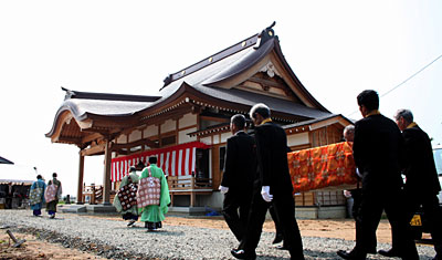 勝円寺の遷仏法要で、本尊を納めた輿を持って新本堂へ向かう行列