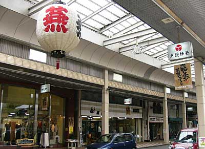 第34回燕市民祭に向けて大ちょうちんが下がり、ポスターが掲示された燕市の商店街