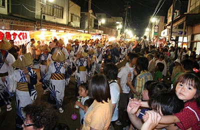 20日開幕した第34回分水まつりの民謡流し