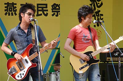 第34回燕市民祭「飛燕夏まつり」の飛燕ミュージックフェスティバルに出演したイモクテネの相田祐一さん(左)と貴史さん(右)