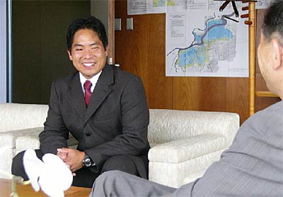 任期終了を前に高橋三条市長に離任のあいさつをする三条市国際交流員のチャン・テッカさん