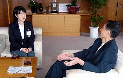 高橋三条市長（右）を表敬訪問した青年海外協力隊員としてニジェールへ派遣される谷内田さん（左）