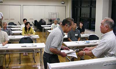 27日行われた三条鍛冶道場和釘づくり指導者養成講座の受講者の指導者認定証授与式キャプション