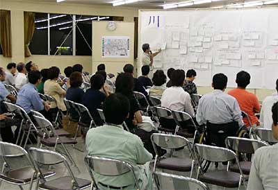 28日開かれた五十嵐川の利用と橋のデザインについての意見交換会