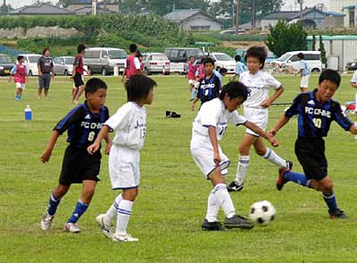 30、31の2日間開かれた第1回三条市サッカー大会のレギュラークラス決勝のJドリーム三条(白)対大面FC(黒)