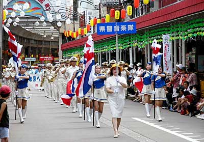 飛燕夏まつりの交通安全・音楽パレード