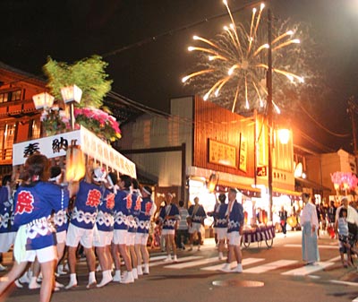 25日夜の弥彦燈籠まつり、弥彦神社前