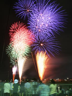 60組、1,800発の花火が上がった中ノ口川水上花火大会
