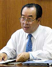 定例会見する高橋燕市長