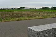 県立燕中等教育学校の正面玄関前の駐車場用地