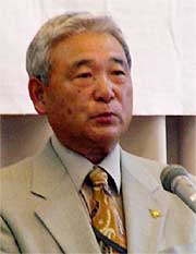あいさつする柴山燕地区交通安全協会会長