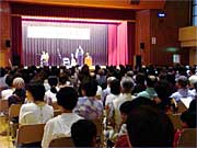 約400人で大入りの会場