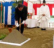 盛砂にくわを入れる高橋三条市長