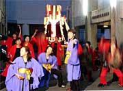 よさこい鳴子みこしの前でさっそくよさこいソーラン踊りも披露