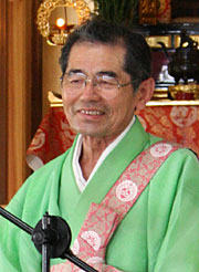 感謝の言葉を繰り返す上山住職