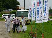 ビニール袋を手にごみ拾い