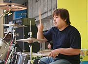 サポートメンバーのドラム、長谷川要さん