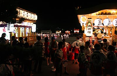 よさこいの会場に並ぶ山車