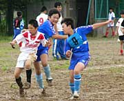 体のぶつかり合いの激しいプレー