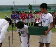優勝カップを受けるJドリーム三条