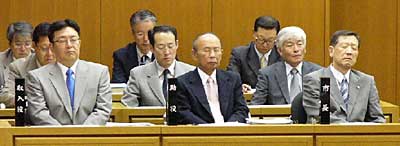 左から関口収入役、佐藤助役、高橋市長とそろった新三条市の三役