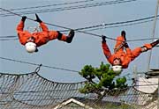 三条市消防本部訓練場で練習する隊員