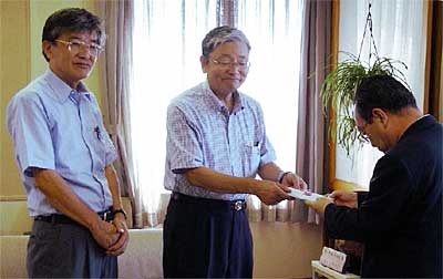 左から田中正三さん、正勝さん、高橋燕市長