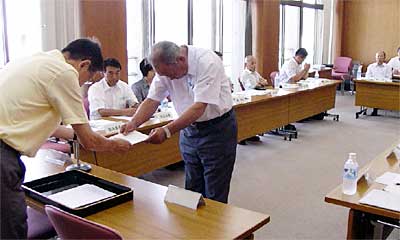 8日開かれた第1回下田地区審議会で委員に依嘱状を交付する高橋三条市長