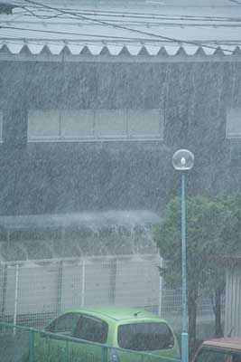 滝のように雨が流れる三条市上須頃地内、ホームセンタームサシ三条店、午後1時10分撮影