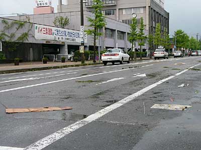 竜巻のような突風で飛ばされてきたと思われる段ボールや枝が三条市役所前道路に散乱