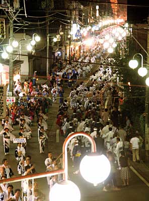 5日午後7時40分から行われた第1回三条夏まつりの市民民謡踊り流し