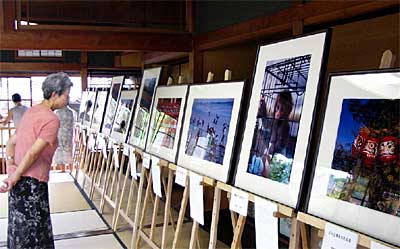 14日から17日まで三条市丸井今井邸で開かれている捧賢一さんの写文展「残映~心にのこる出会い」