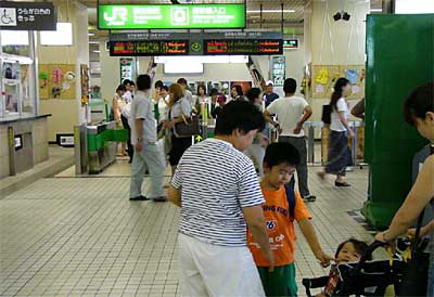 東北地方の地震で運転見合わせや遅れの影響が出た上越新幹線の燕三条駅